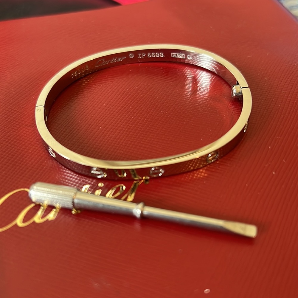 Love bracelet with screw